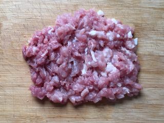 肉末豆腐,将猪肉洗净切碎成肉末。
