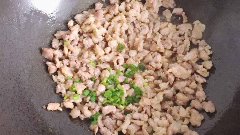 肉末豆腐,炒锅上火倒入适量油，下入腌好的肉末，快速炒散变色，放入葱花炒香。