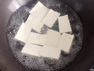 肉末豆腐,锅中加入适量清水烧开，放入切好的豆腐焯3分钟，捞出沥干水分。