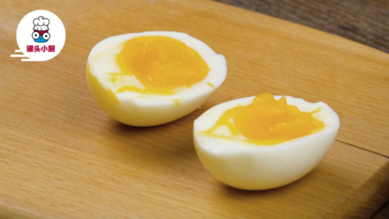 最具创意鸡蛋吃饭——凤凰蛋,锅中加水，大火煮沸后转小火，放入鸡蛋煮约6分钟，立即取出过冰水，冷却后剥去蛋壳，纵向对半切开