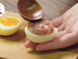 最具创意鸡蛋吃饭——凤凰蛋,将调好的肉末盖在鸡蛋上，稍微按压粘紧