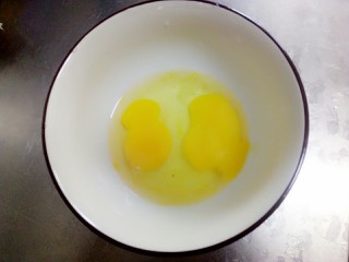 手撕鲍菇炒鸡蛋,准备鸡蛋两个