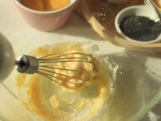 酥脆芝麻蛋卷,黄油软化，加入白砂糖搅拌均匀