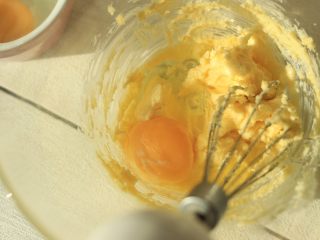 酥脆芝麻蛋卷,分2次加入鸡蛋液