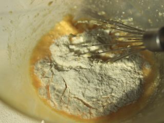 酥脆芝麻蛋卷,过筛低筋面粉，搅拌均匀