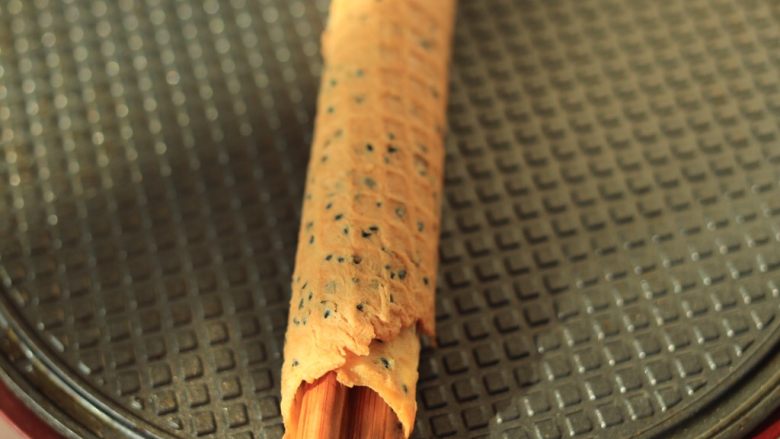 酥脆芝麻蛋卷,趁热用筷子卷起