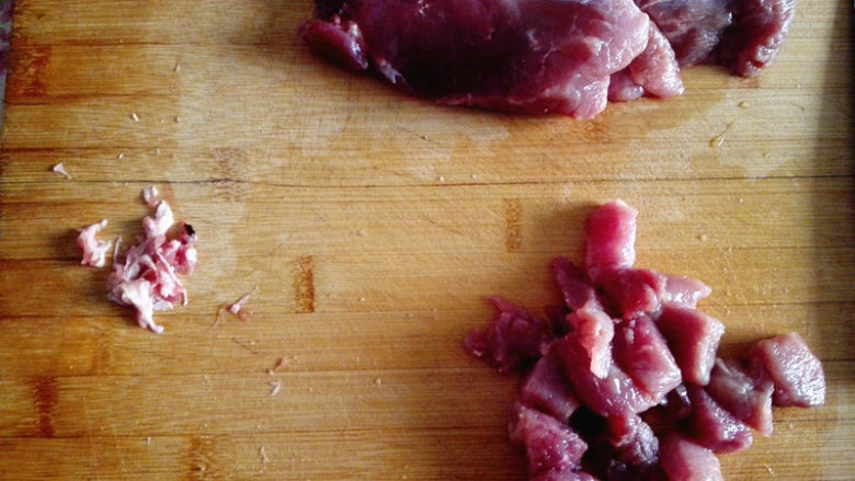 肉  松,将猪肉中的肉筋去除，切成小块，大约1.5厘米见方，再次冲洗干净，
