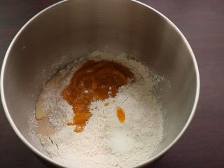 黄金南瓜蜜豆包,混合除黄油外所有面包材料，启动揉面，略起筋膜时加入黄油继续揉