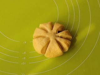 黄金南瓜蜜豆包,用剪刀照印子剪开，中间不要剪断