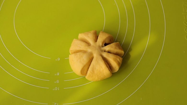 黄金南瓜蜜豆包,用剪刀照印子剪开，中间不要剪断
