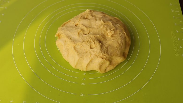 黄金南瓜蜜豆包,取出发酵好的面团轻轻按压排气