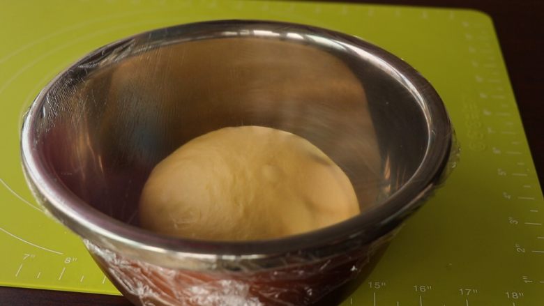 黄金南瓜蜜豆包,整理一下面团，滚圆密封，放在约28度环境下发酵
