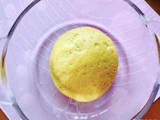小猪南瓜馒头,将食材搅拌均匀和成光滑的面团，放在温暖的地方进行发酵