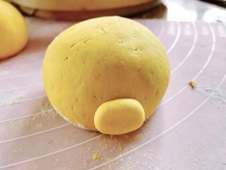 小猪南瓜馒头,取一小小面团，用手轻轻压扁，然后粘在做好的圆面团上