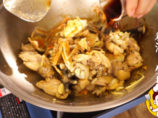 海鲜鸡煲蟹,翻炒出香味后，加入料酒、生抽提香。