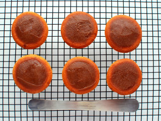 芒果花北海道戚风,在每个戚风蛋糕表面抹上巧克力豆沙，表面抹平整。