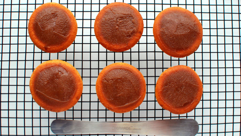 芒果花北海道戚风,在每个戚风蛋糕表面抹上巧克力豆沙，表面抹平整。