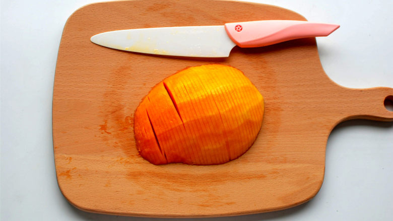 芒果花北海道戚风,将果肉切成3毫米左右的薄片，如图。

