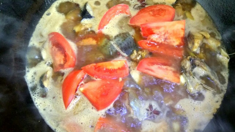 红烧青鱼,把西红柿放入锅中