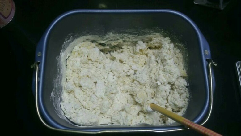 全麦黑提面包,用筷子先拌一下，以免启动面包机会扬起粉尘