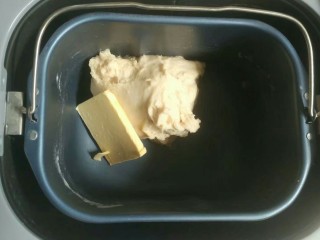 全麦黑提面包,启动和面程序，搅拌25分钟后加入黄油再搅拌20分钟