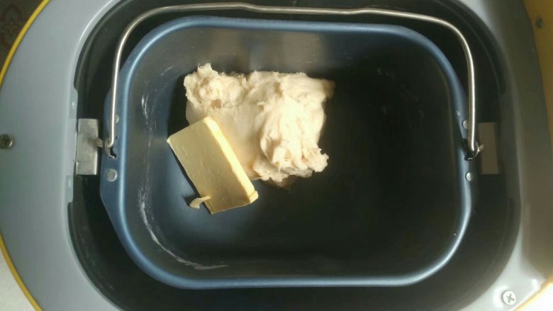全麦黑提面包,启动和面程序，搅拌25分钟后加入黄油再搅拌20分钟