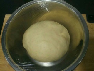 全麦黑提面包,取出放在碗中，盖保鲜膜冷藏发酵一夜至两倍大小（或室温发酵也可）