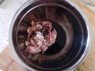 玫瑰花苞蛋饺,肉馅中放入适量生抽、少许老抽、适量酱油、一勺尖盐、半勺鸡精、少量香油