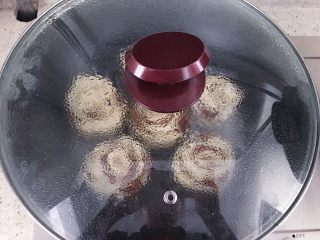 玫瑰花苞蛋饺,煎一两分钟后倒入半碗清水，随后盖上盖子中小火焖至水干