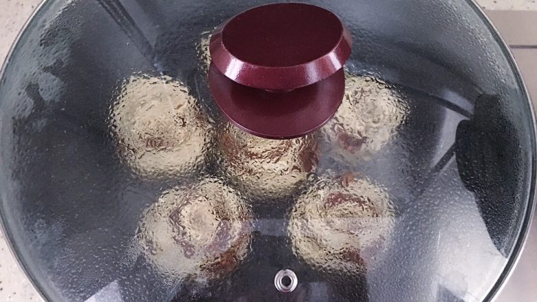 玫瑰花苞蛋饺,煎一两分钟后倒入半碗清水，随后盖上盖子中小火焖至水干