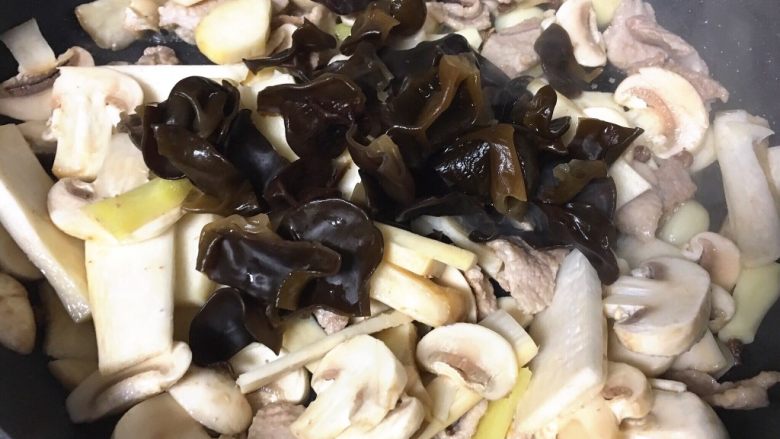 青椒蘑菇炒肉片,放入木耳，翻炒1~2分钟