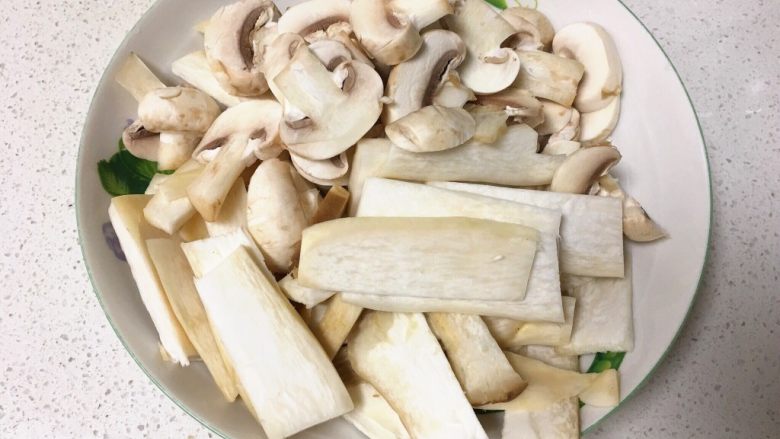 青椒蘑菇炒肉片,蘑菇分别切片