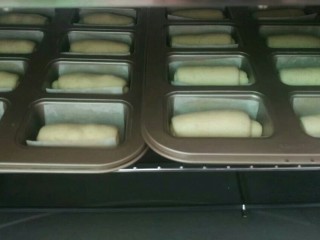 全麦黑提面包,全部做好放入模具置烤箱二次发酵到两倍大