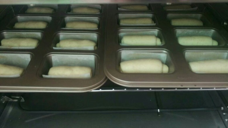 全麦黑提面包,全部做好放入模具置烤箱二次发酵到两倍大