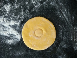 吃掉一朵花+南瓜花馒头制作,擀成圆饼状。如图中间按一个小圆圈