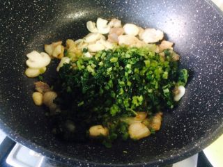 弟弟家的雪菜—雪菜口菇与肉片,放雪菜，煸炒。