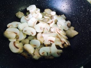 弟弟家的雪菜—雪菜口菇与肉片,然后放口菇。