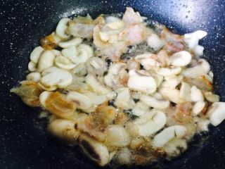 弟弟家的雪菜—雪菜口菇与肉片,口菇煸炒出水分，沥出多余的油。