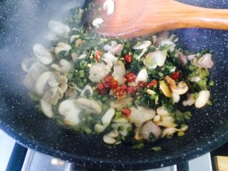 弟弟家的雪菜—雪菜口菇与肉片,放辣椒段，收汁。