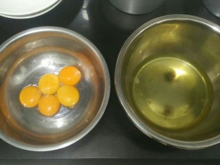 柠檬戚风蛋糕,蛋白蛋黄分别打入两个无油无水的碗中，