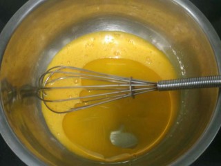 柠檬戚风蛋糕,蛋黄加入玉米油拌匀