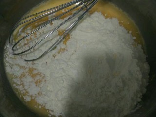 柠檬戚风蛋糕,加入过筛的低粉