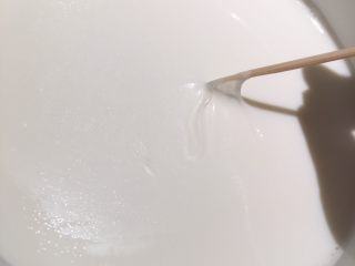 蜜豆爽滑双皮奶,倒入到碗里，等稍微冷却
就可以看到一层凝结的奶皮