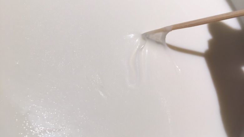 蜜豆爽滑双皮奶,倒入到碗里，等稍微冷却
就可以看到一层凝结的奶皮