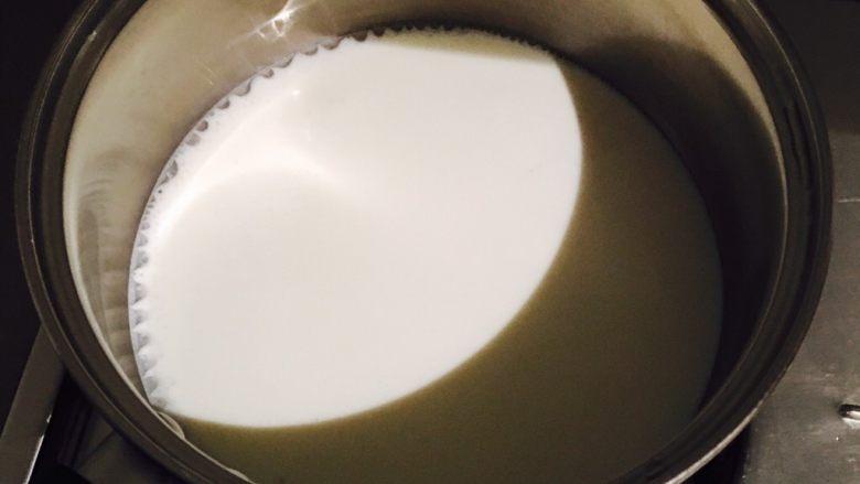 蜜豆爽滑双皮奶,将牛奶倒入容器中加盖烧热，等有小气泡的时候就可以关火！