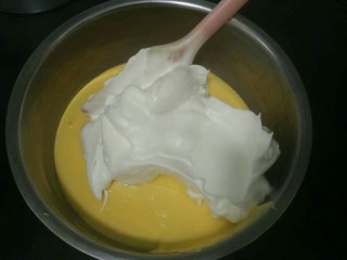 柠檬戚风蛋糕,取三分之一蛋白糊到蛋黄糊中切拌均匀