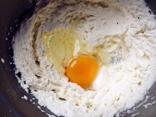 红丝绒蛋糕升级啦～,黄油加细砂糖打至蓬松发白。鸡蛋分多次加入，每次需要搅打至完全乳化后再加入下一次。