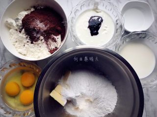 红丝绒蛋糕升级啦～,准备食材，所有粉类放一个碗中，黄油需软化，鸡蛋和液体类需要常温。