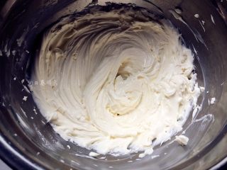 红丝绒蛋糕升级啦～,搅拌到细腻状态，加入淡奶油中速打发，打至9分发即可，放置会让奶油自动继续打发。（打完的照片我忘记拍了！）