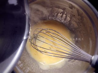 红丝绒蛋糕升级啦～,小锅中糖水煮沸后冲入蛋糊中，一边冲一遍快速搅拌（避免冲成一碗蛋花）。